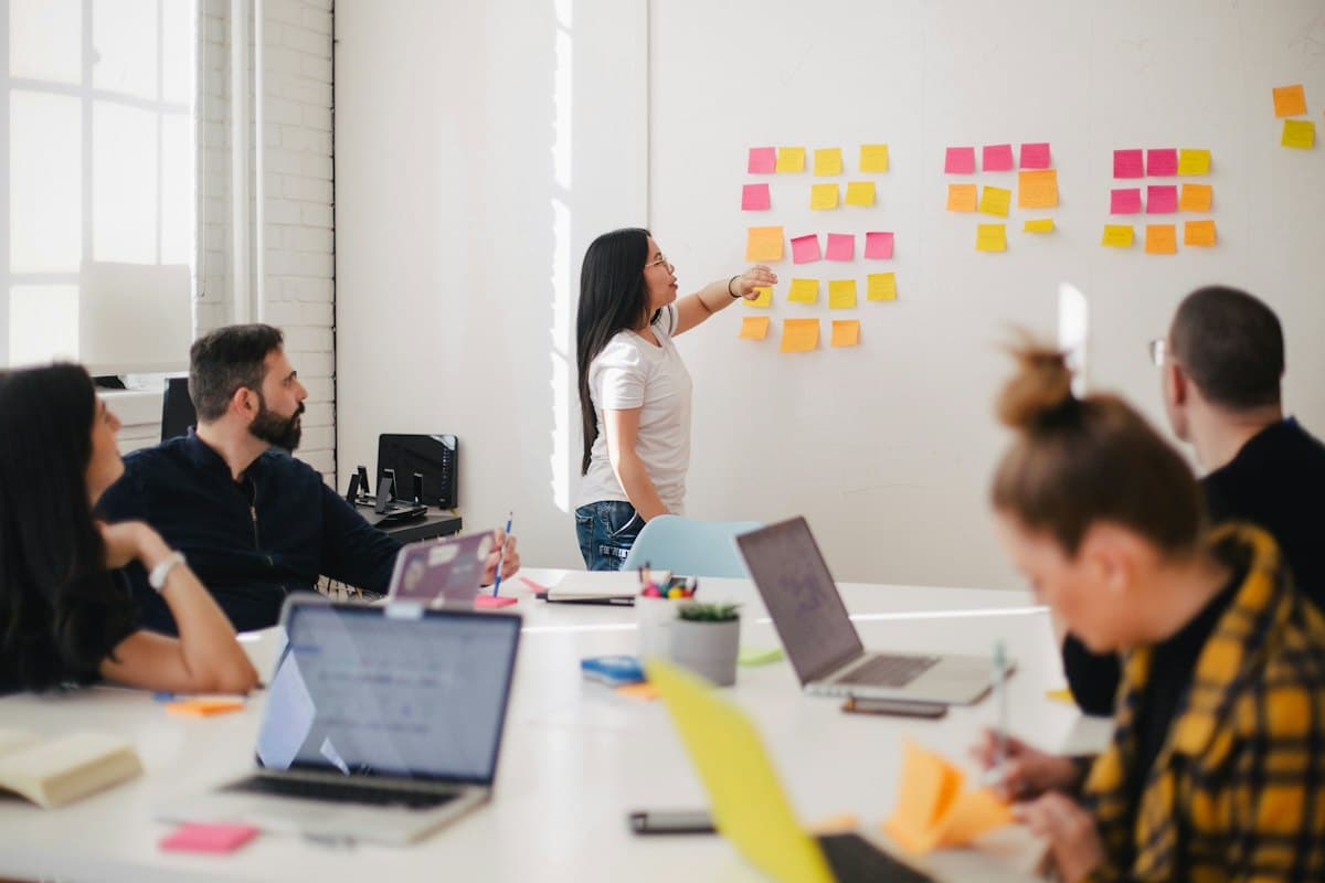 Equipe planejando a campanha em volta de uma mesa